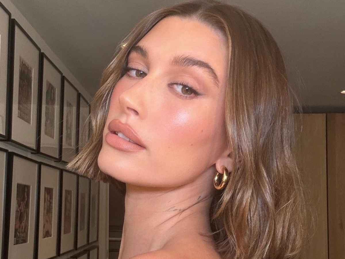 Hailey Bieber: Το sunset glow μακιγιάζ της είναι μια όαση μέσα στο Χειμώνα