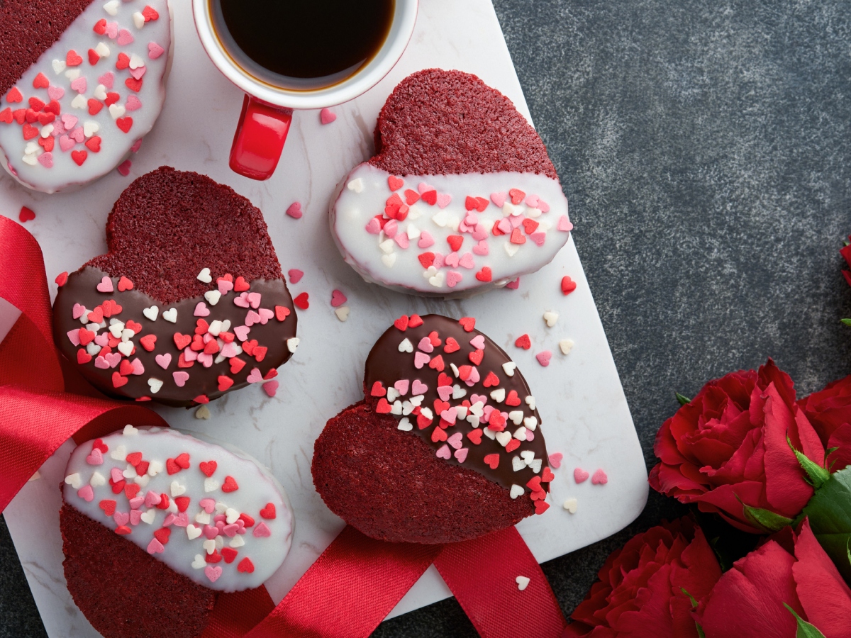 Συνταγή για red velvet cookies σε σχήμα καρδιάς