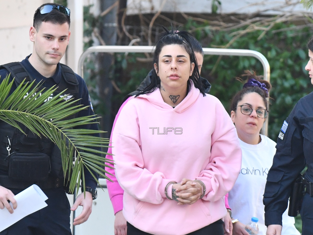 Σούπερ Κική: Με χειροπέδες για την απολογία της – Αποκλειστικές φωτογραφίες από το Αστυνομικό Τμήμα