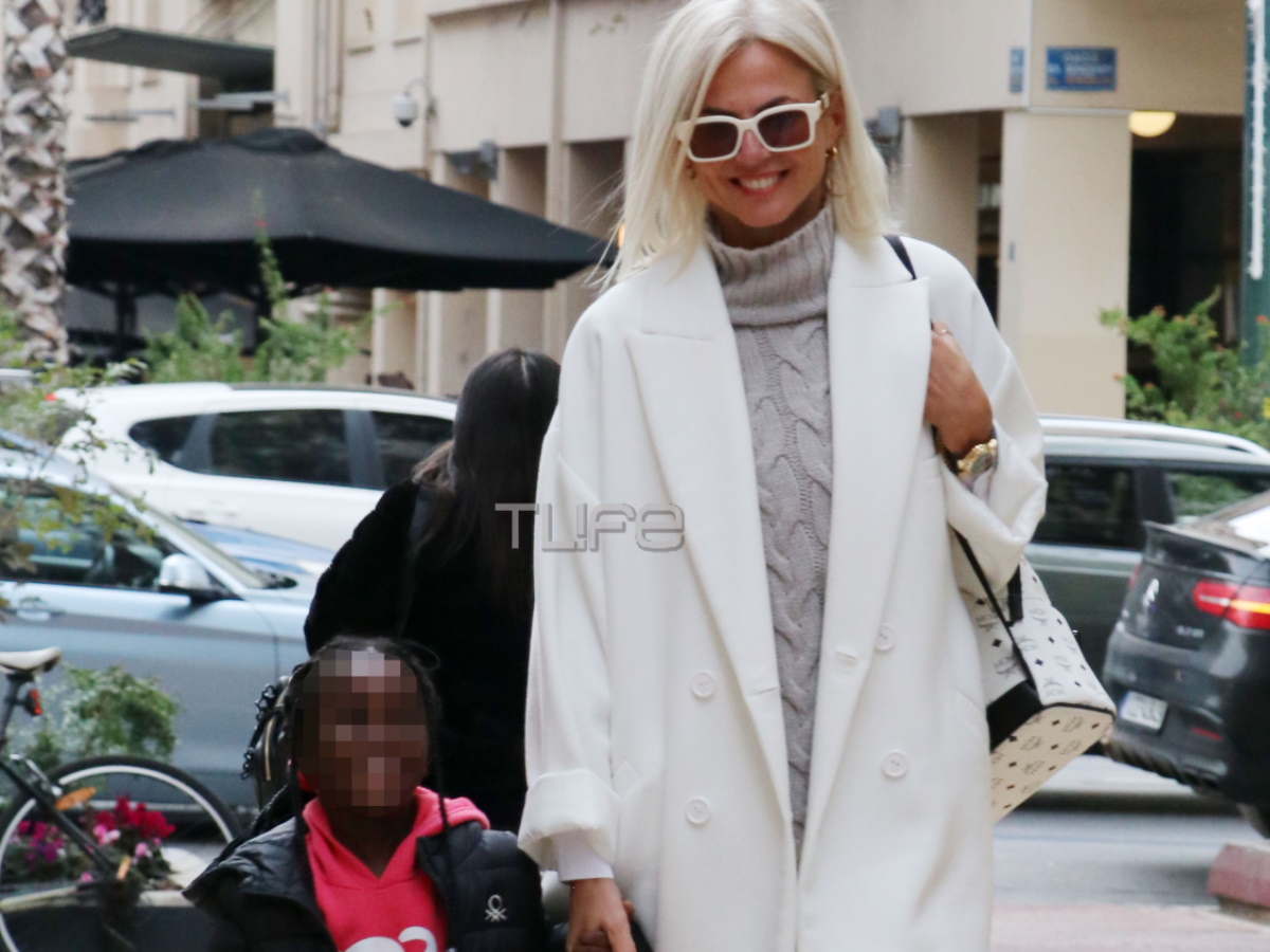Χριστίνα Κοντοβά: Χέρι – χέρι με την κόρη της, Ada στο κέντρο της Αθήνας – Φωτογραφίες
