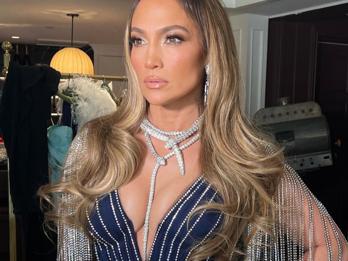 Jennifer Lopez: Αποκαλύπτει με μια selfie το πραγματικό μήκος των μαλλιών της