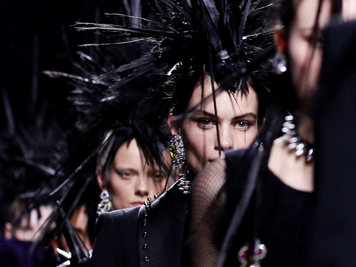 Milan Fashion Week: To punk beauty look στο show του Moschino που έγινε viral