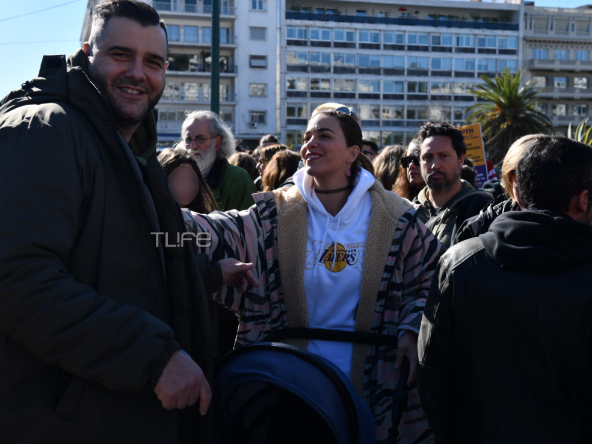 Κατερίνα Στικούδη – Βαγγέλης Σερίφης: Στη διαμαρτυρία των ηθοποιών στο Σύνταγμα με τον γιο τους, Βύρωνα