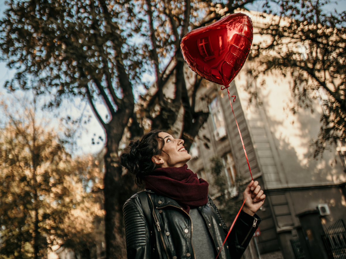 Valentine’s Day: Κι οι singles έχουν ψυχή – Πώς να γιορτάσεις αν είσαι ελεύθερη και… ωραία!