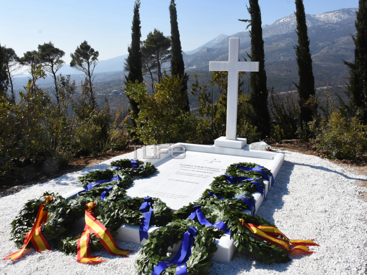 Τέως βασιλιάς Κωνσταντίνος: Έγιναν τα αποκαλυπτήρια του τάφου του – Τι γράφει η επιγραφή