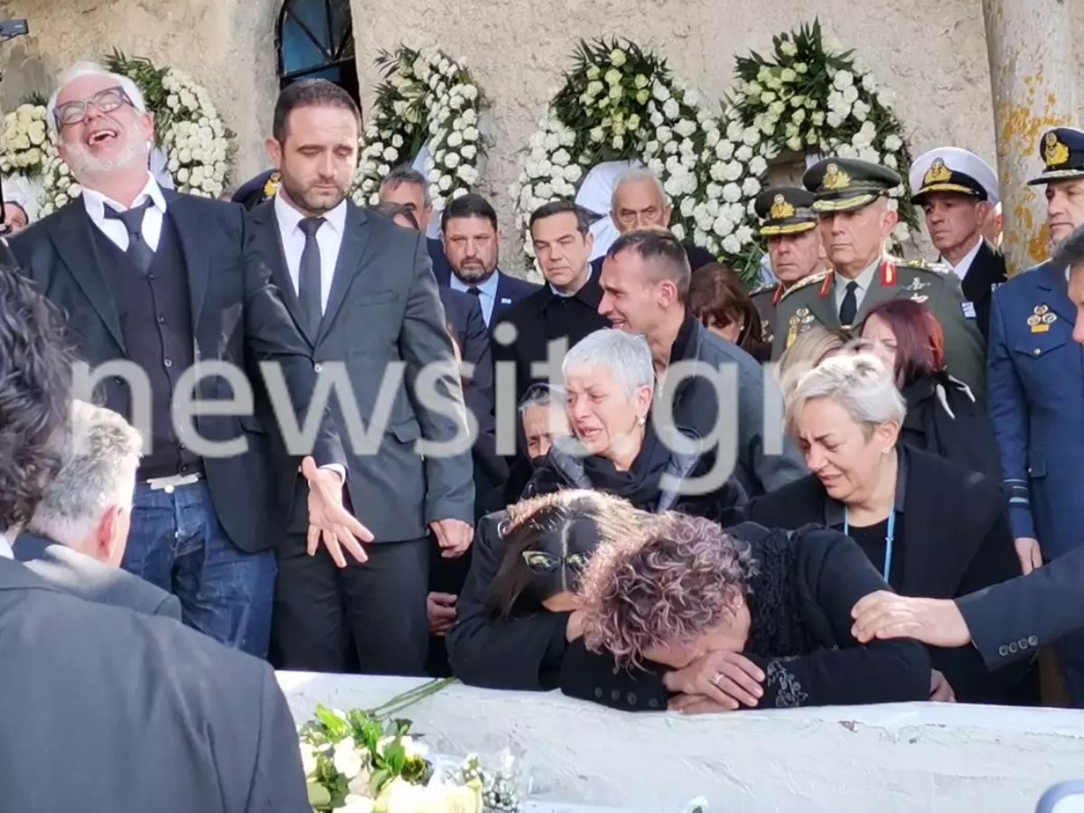 Κηδεία Μάριου Μιχαήλ Τουρούτσικα: Τελέστηκε η ταφή – Συγκλονίζει η σπαρακτική εικόνα των γονιών του