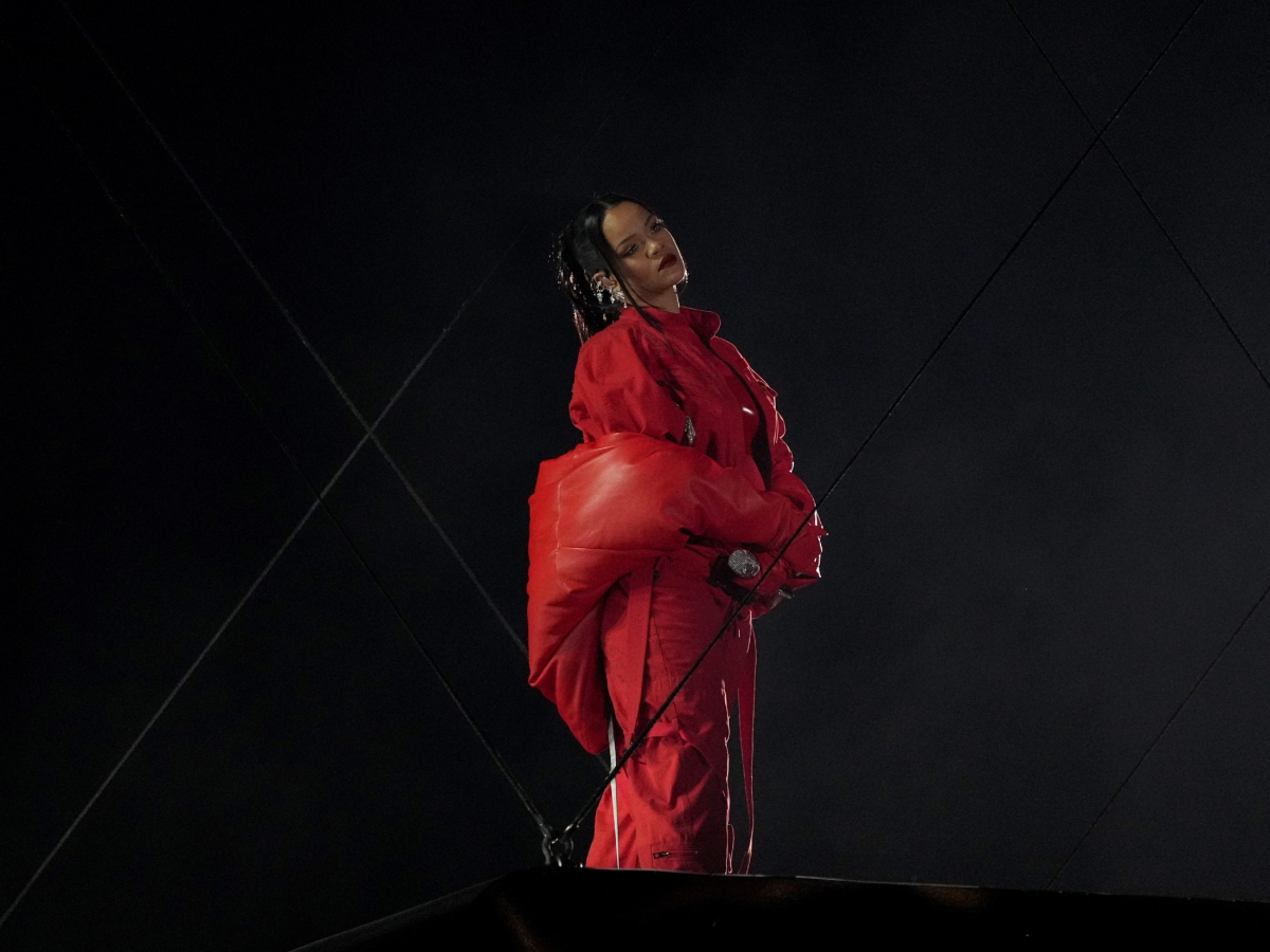 Super Bowl: Η Rihanna πιο λαμπερή από ποτέ υιοθέτησε το απόλυτο matchy beauty look