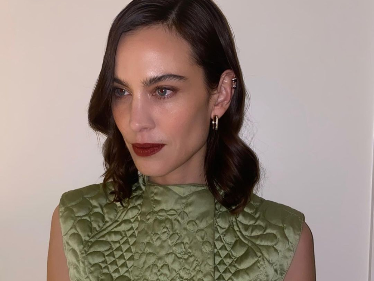 H Alexa Chung με την φούστα που θα βλέπεις παντού την Άνοιξη