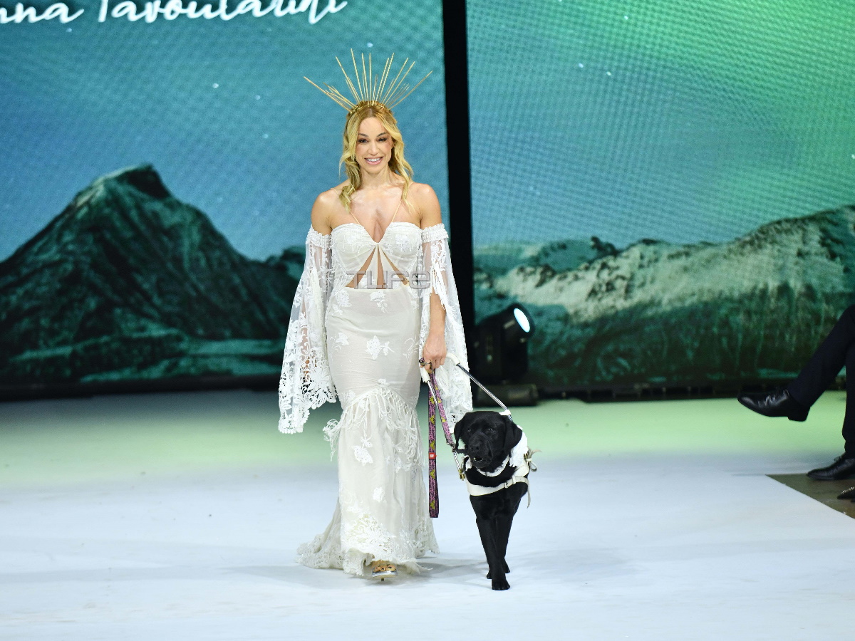 Καρολίνα Πελενδρίτου: Η Παραολυμπιονίκης περπάτησε στην πασαρέλα του «Yes I Do» μαζί με τον σκύλο – οδηγό της