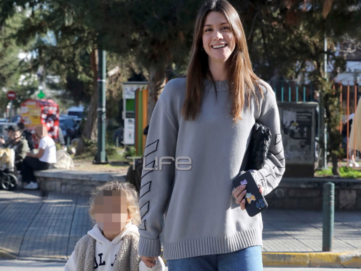 Νίκη Θωμοπούλου: Πρωινή βόλτα στη Γλυφάδα με την κόρη της Τζοάννα – Φωτογραφίες