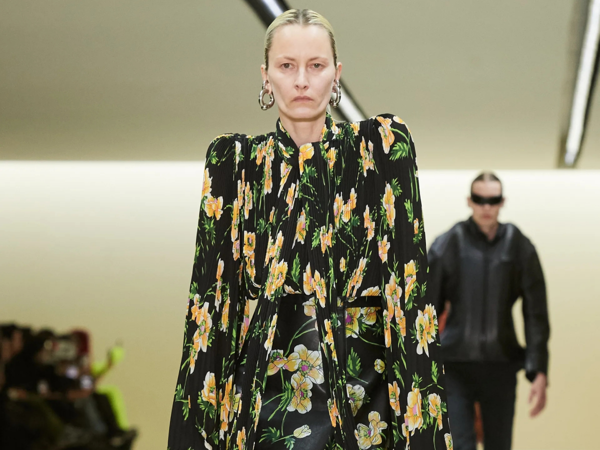 Balenciaga: H πρώτο show μετά το σκάνδαλο δεν είχε εντυπωσιακό σκηνικό αλλά υπέροχα ρούχα