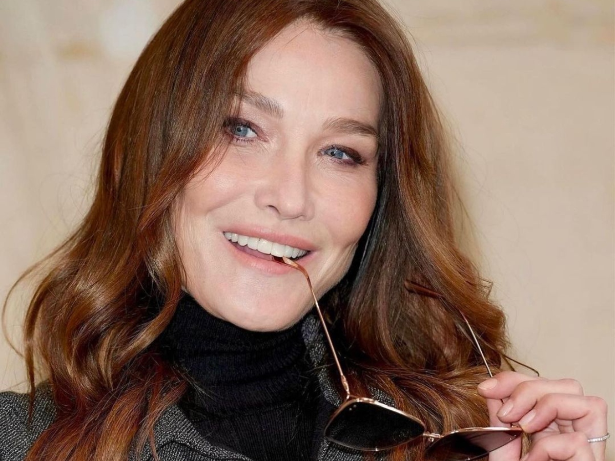 Carla Bruni: Υιοθέτησε τις curtain bangs που σκέφτεσαι καιρό τώρα