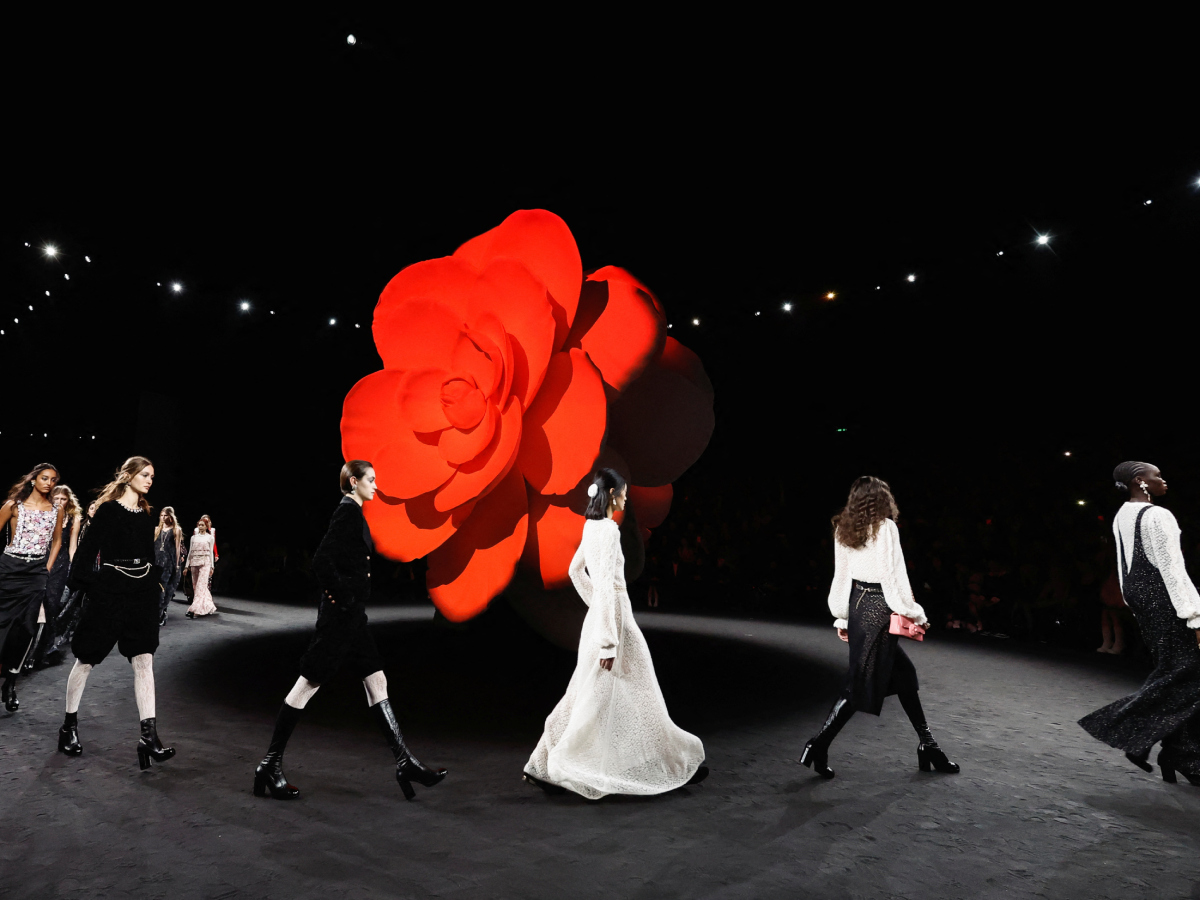 Chanel: Μία εκλεπτυσμένη συλλογή σε ασπρόμαυρη παλέτα με πολλές… καμέλιες!