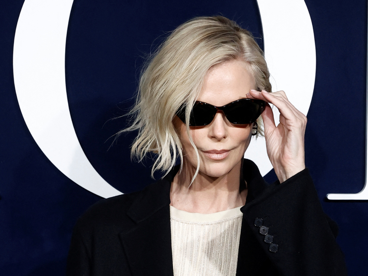 Charlize Theron: Mε boho chic σύνολο στο show του Dior στο Παρίσι