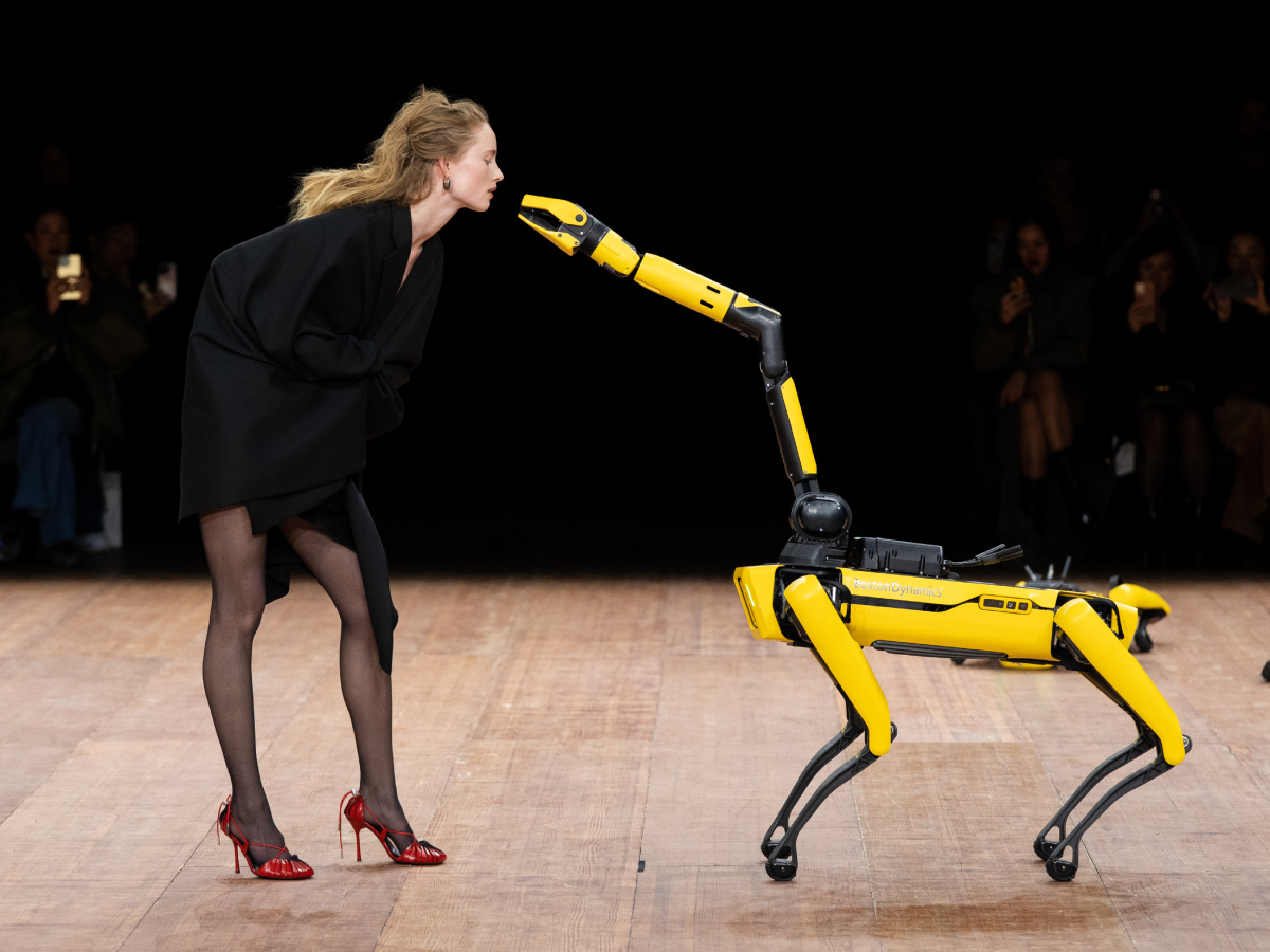 Τα ρομπότ στο show του Coperni και όλα τα highlights από το Παρίσι