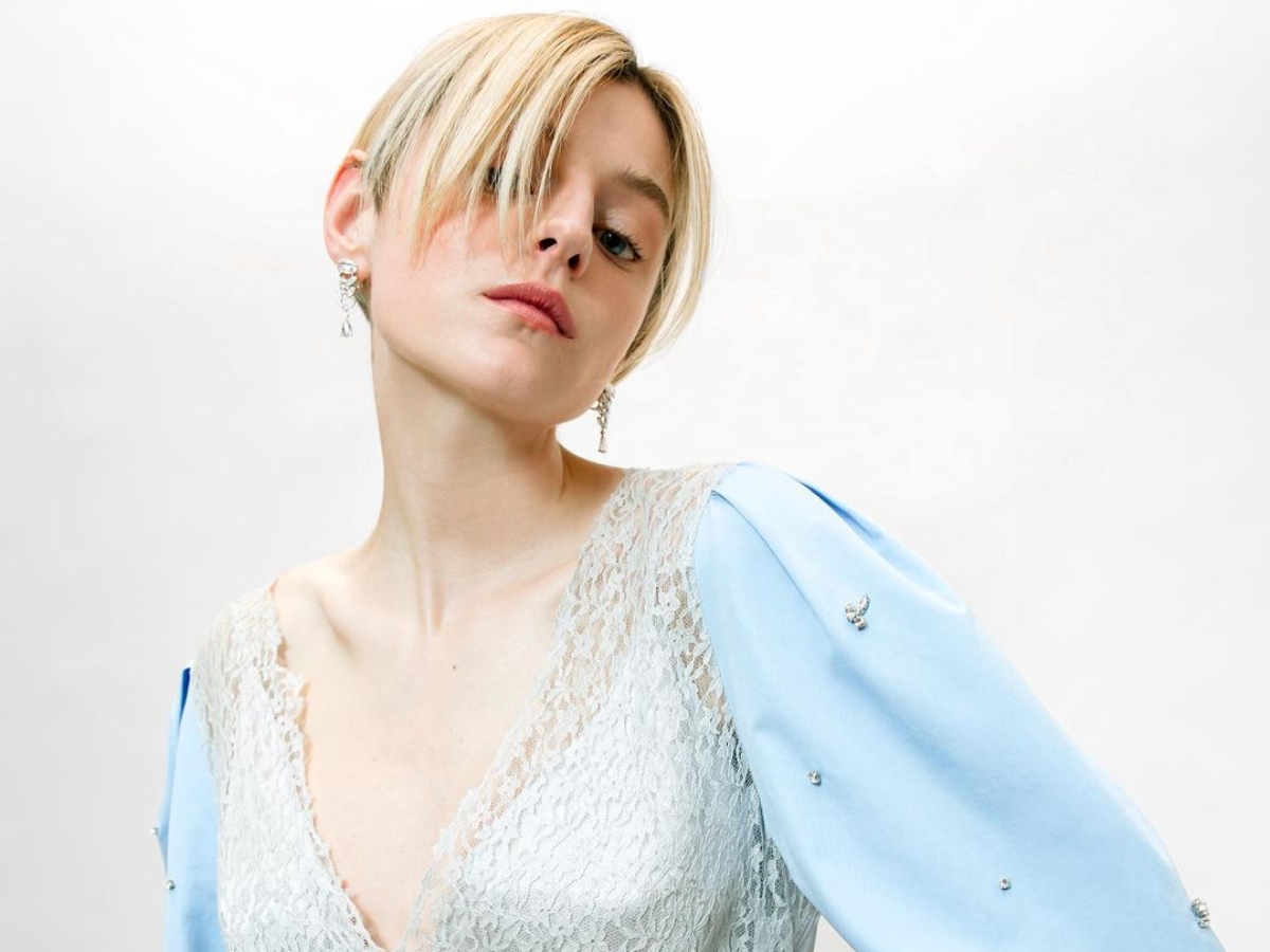 Emma Corrin: Ακολουθεί το παράδειγμα της Florence Pugh υιοθετώντας το πιο cool buzz cut