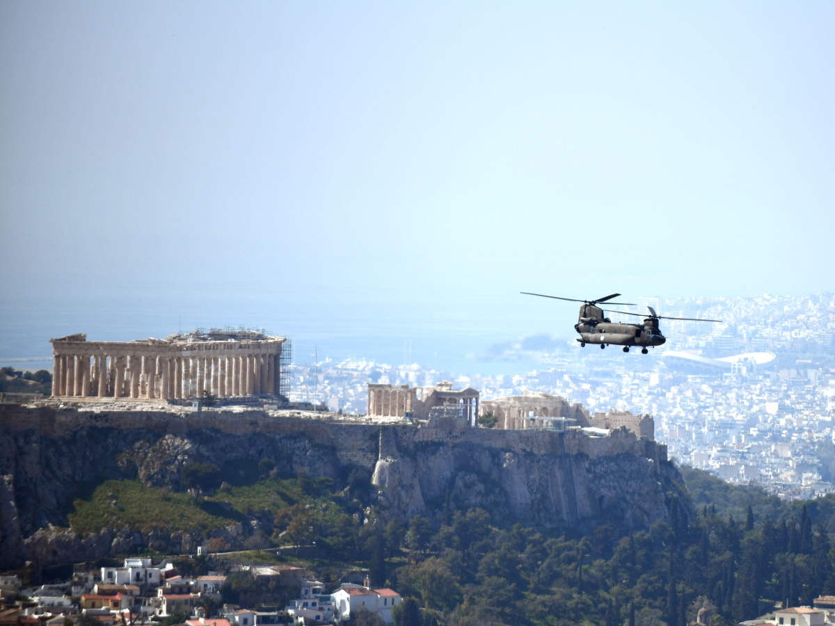 25η Μαρτίου: Εικόνες από τα μαχητικά αεροπλάνα που πέταξαν πάνω από τον ουρανό της Αθήνας