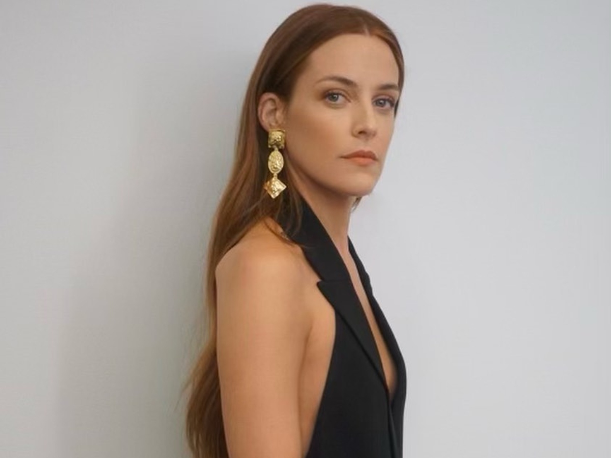 Riley Keough: Φόρεσε το ωραιότερο 70’s αξεσουάρ μαλλιών που αναβαθμίζει το hair look με μία κίνηση