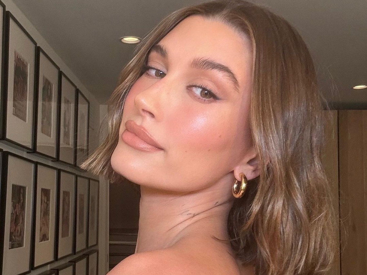 Sunkissed εφέ στα ζυγωματικά: Η make up artist της Hailey Bieber αποκαλύπτει τα μυστικά της