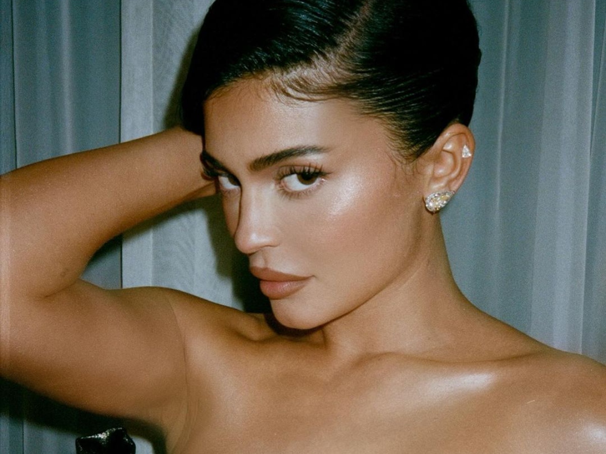 Η Kylie Jenner αποδεικνύει ότι το french manicure ταιριάζει σε κάθε περίσταση