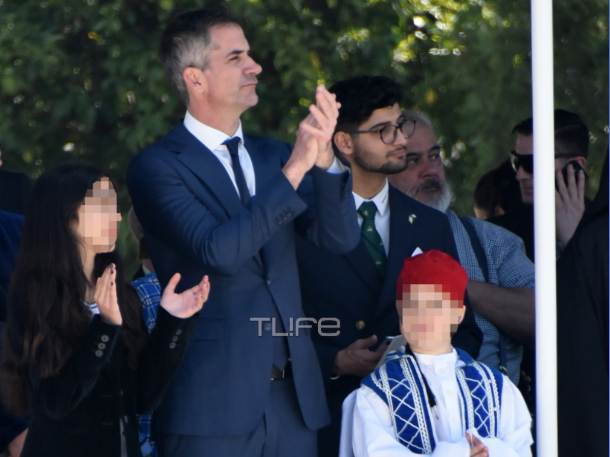 Κώστας Μπακογιάννης: Με τον γιο του, ντυμένο τσολιά, στην παρέλαση της 25ης Μαρτίου – Φωτογραφίες