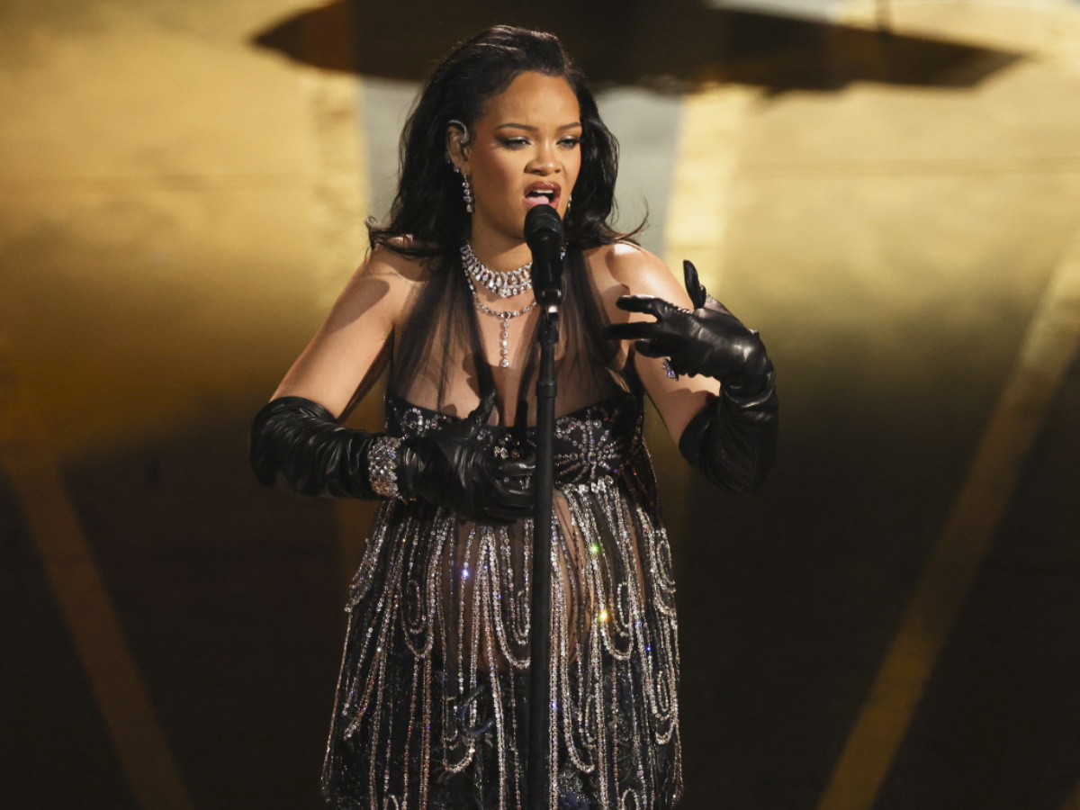 Όσκαρ 2023: Η εντυπωσιακή εμφάνιση της εγκυμονούσας Rihanna στη σκηνή – Μάγεψε με την ερμηνεία της
