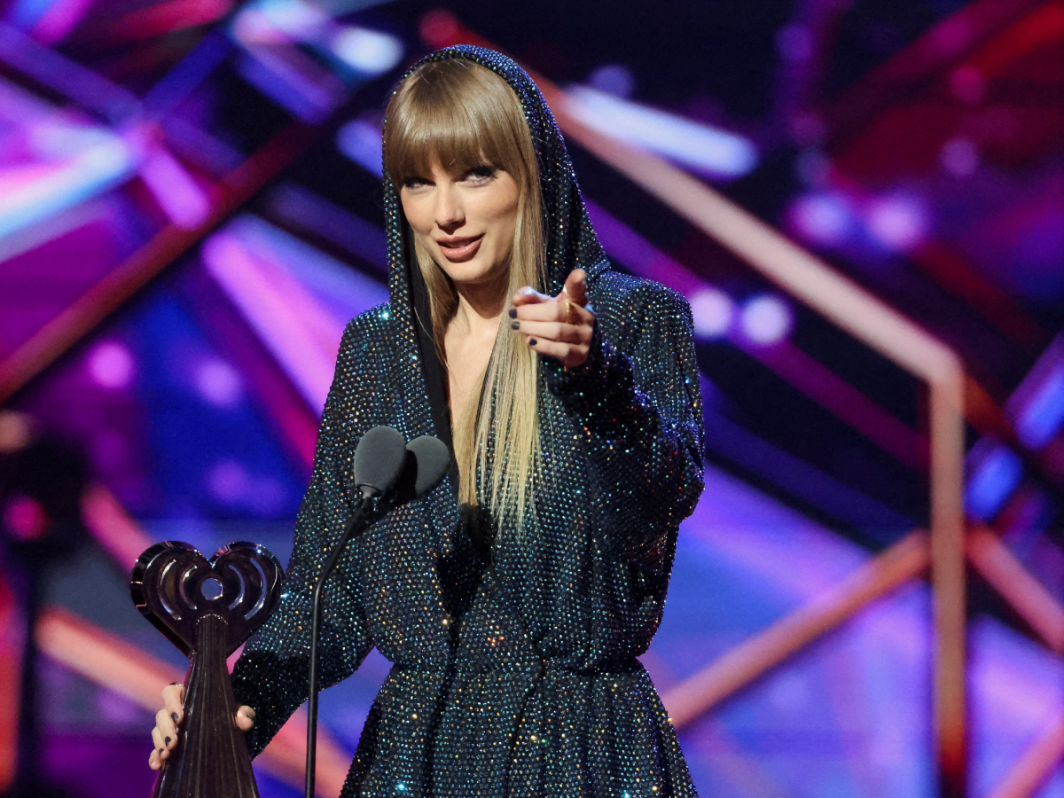 Taylor Swift: Βασίλισσα των 80s με ολόσωμη φόρμα στα iHeartRadio Awards
