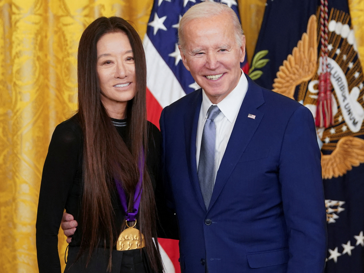 Η σχεδιάστρια Vera Wang  έλαβε το «Εθνικό Μετάλλιο Τεχνών» από τον  Πρόεδρο Joe Biden
