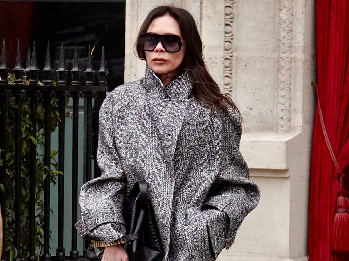 Victoria Beckham: Φόρεσε πρώτη το πανωφόρι που θα βλέπεις παντού τον επόμενο χειμώνα