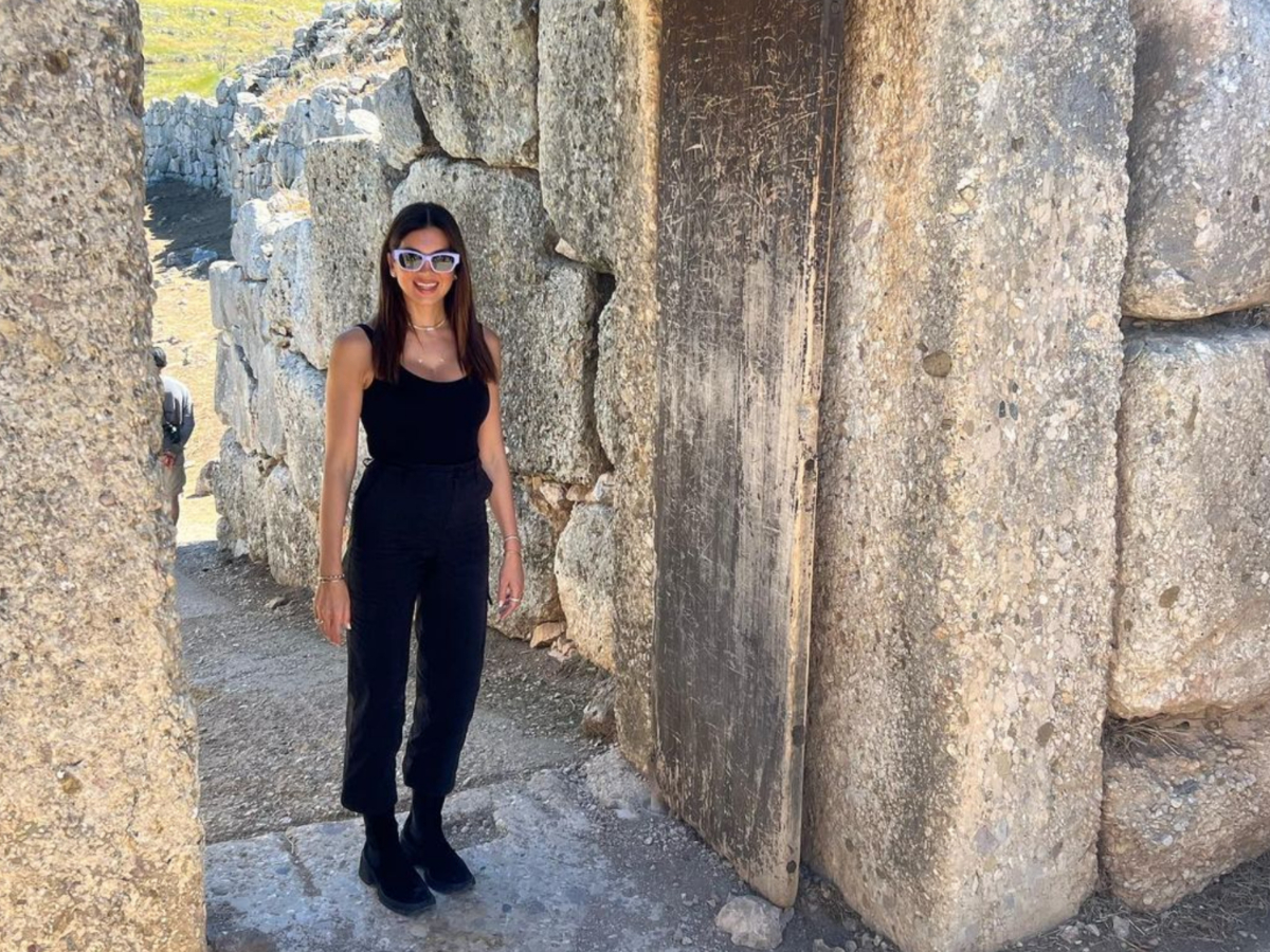 Σταματίνα Τσιμτσιλή: Το φωτογραφικό άλμπουμ από το ταξίδι της στην Αρχαία Κόρινθο εν όψει Πάσχα