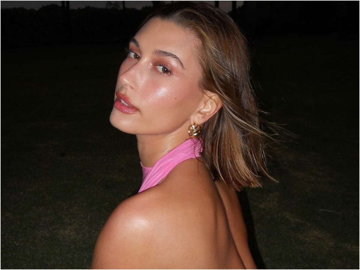 Hailey Bieber: Ποζάρει με διαμαντένιο σουτιέν που κοστίζει πάνω από 10.000 δολάρια