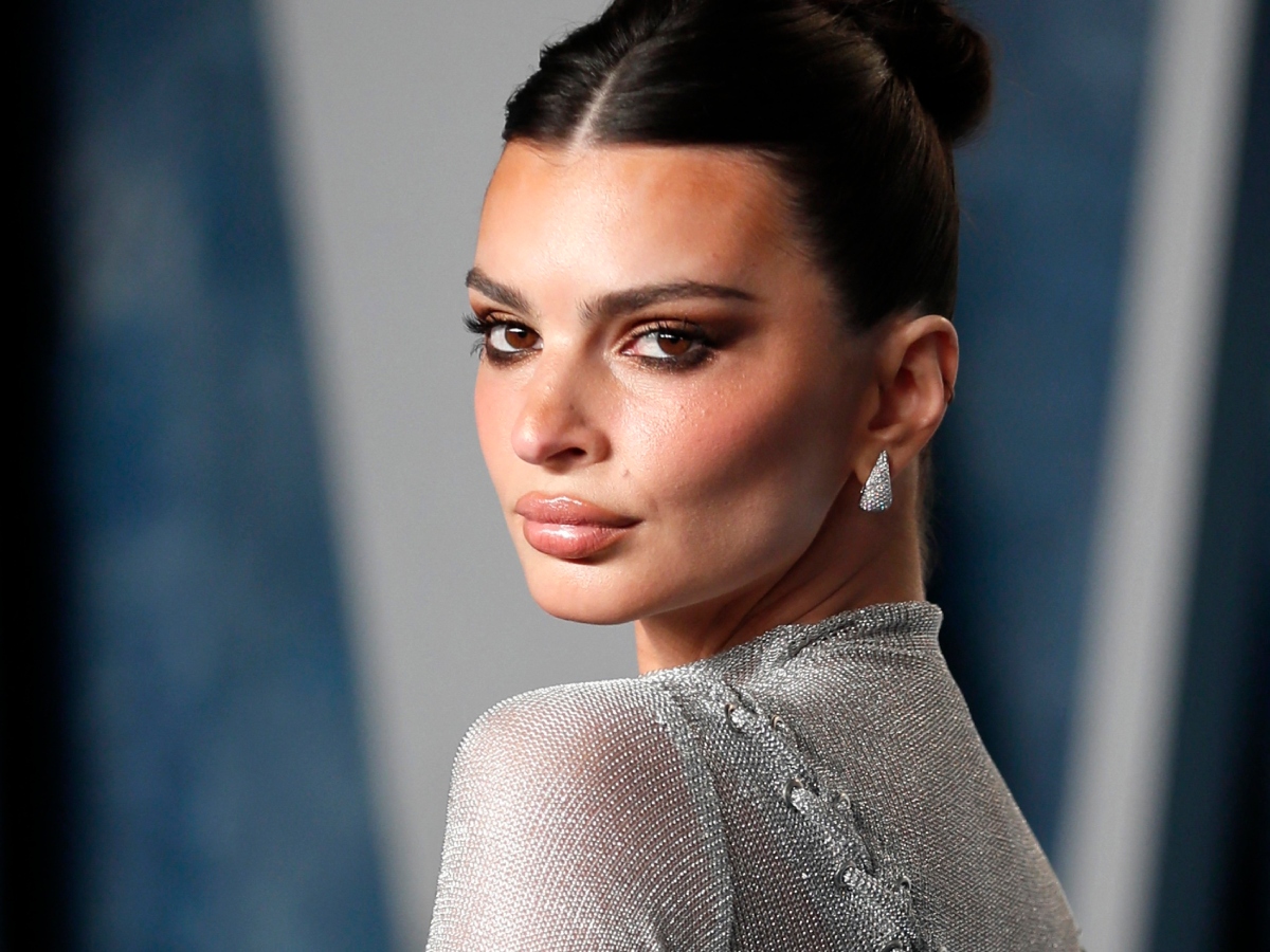 Emily Ratajkowski: Αποκαλύπτει τους δύο βασικούς κανόνες στην καθημερινή της περιποίηση