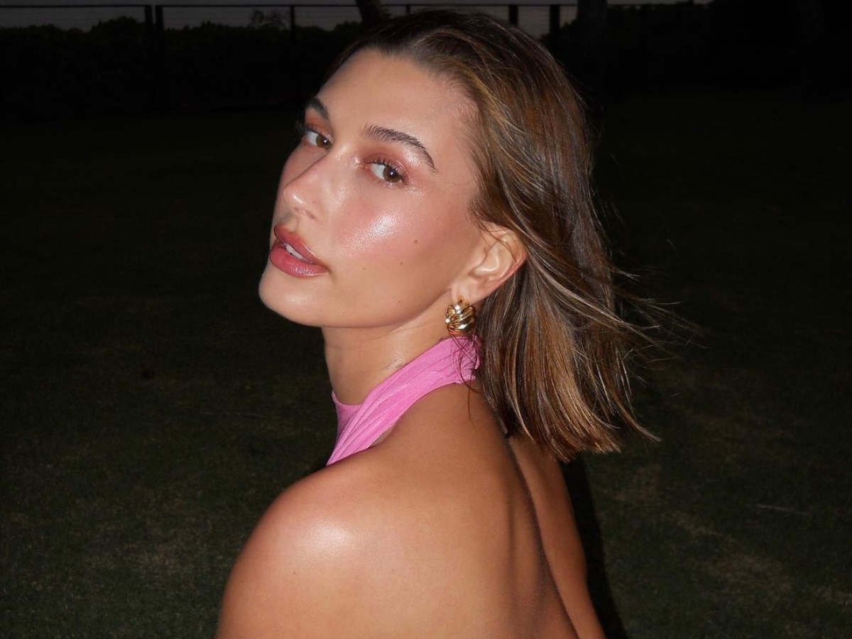 Hailey Bieber: Με updo ιδανικό για το weekend αν έχεις κόψει τα μαλλιά σου σε bob