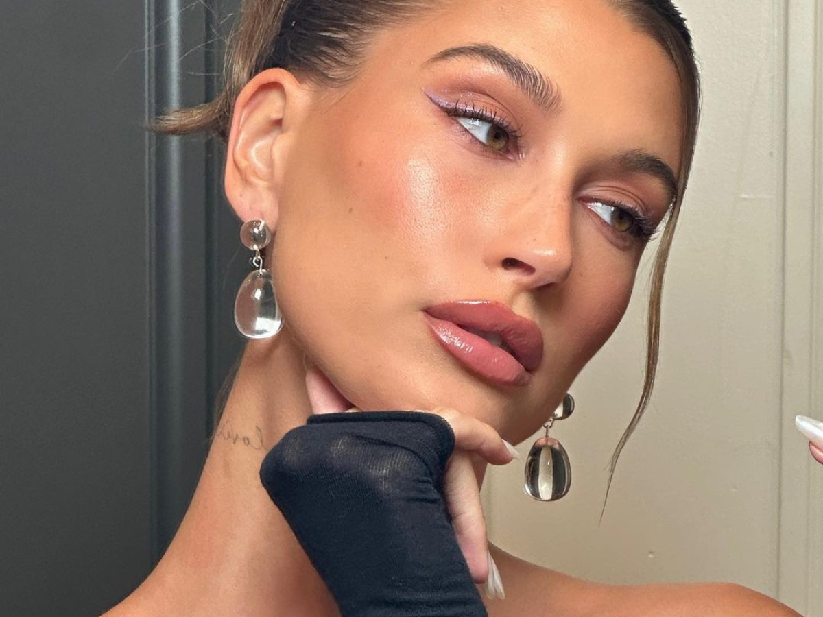 Το look της Hailey Bieber είναι τέλειο αν σχεδιάζεις να βγεις απόψε