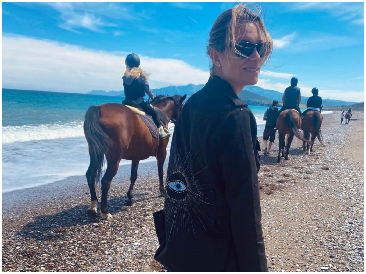 Βίκυ Καγιά: Η κόρη της, Μπιάνκα και ο γιος της, Κάρολος κάνουν ιππασία δίπλα στην παραλία – Φωτογραφίες