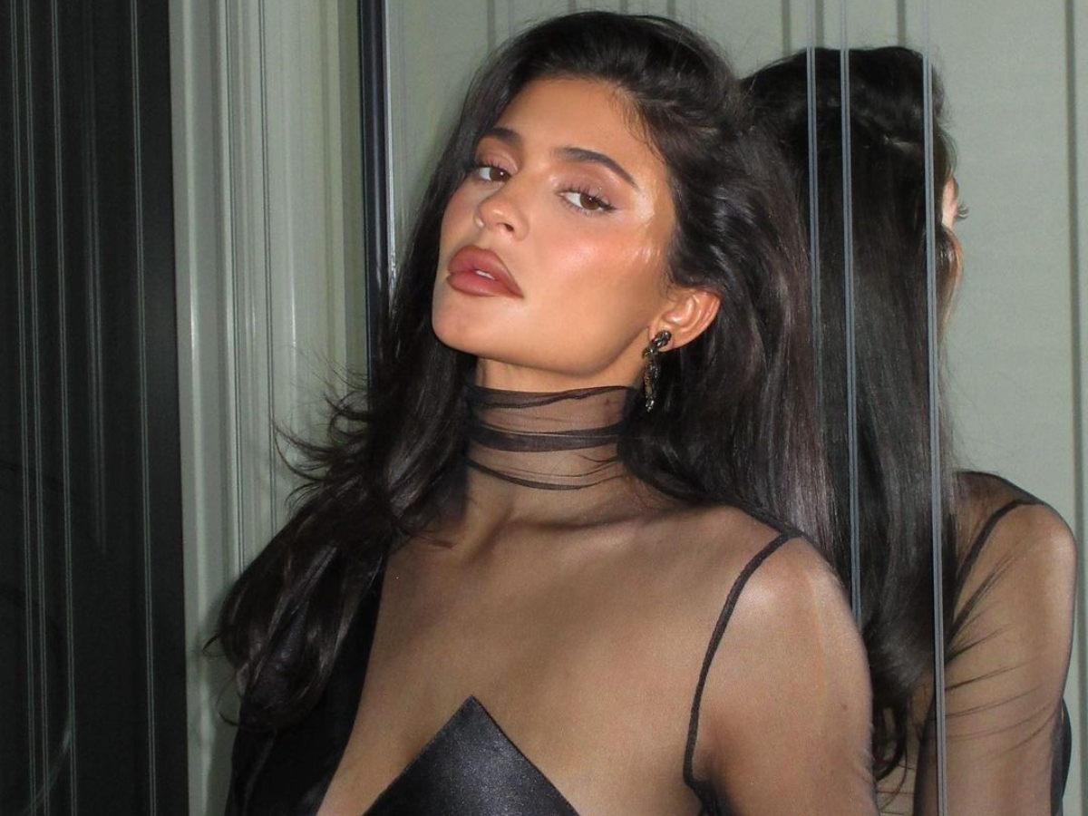 Classic Kylie Glam: Η Jenner αποκαλύπτει πώς το δημιουργεί