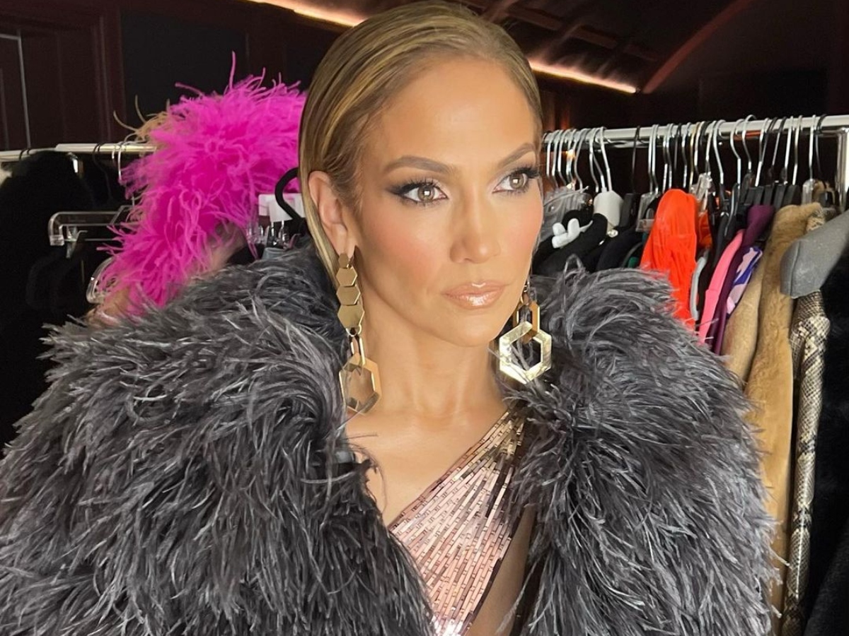 Metallic lips: Η Jennifer Lopez θα σε πείσει να φορέσεις και πάλι το 90’s κραγιόν