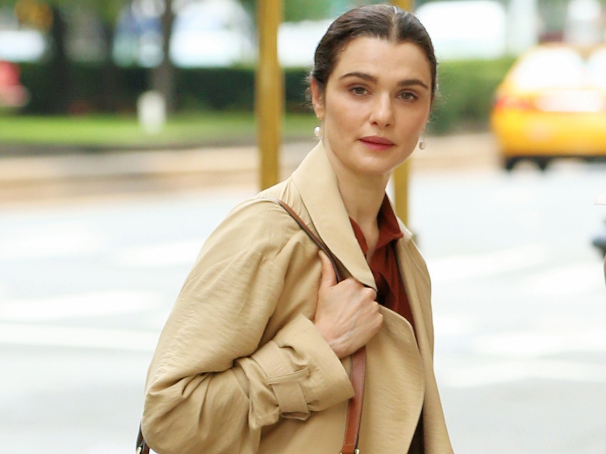 H Rachel Weisz υιοθέτησε το minimal μονοχρωματικό μακιγιάζ που ταιριάζει απόλυτα με την εποχή