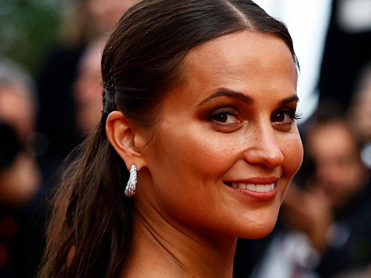 Alicia Vikander: Στις Κάννες με το ανεπιτήδευτο updo που ταιριάζει σε όλες τις περιστάσεις