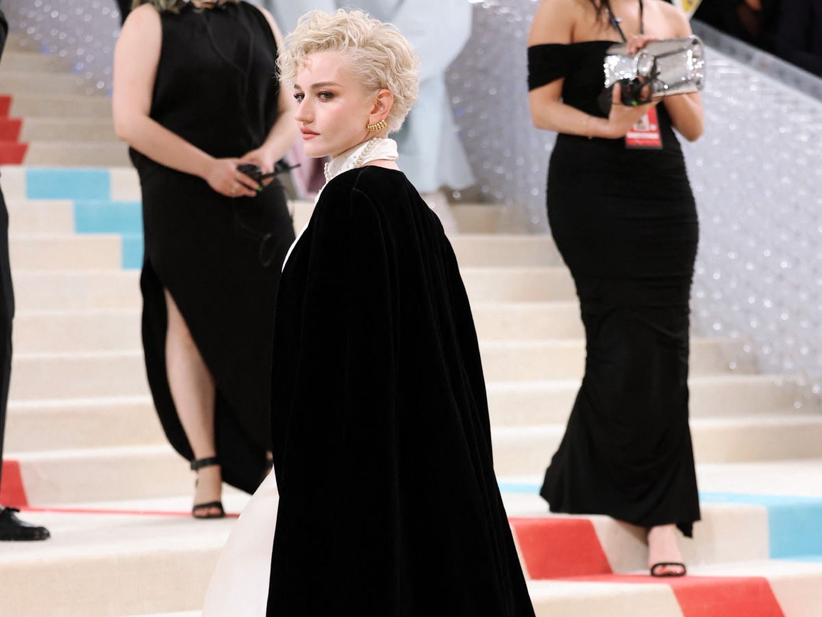 Met Gala 2023: Η Julia Garner υιοθέτησε το πιο chic glam μανικιούρ της βραδιάς