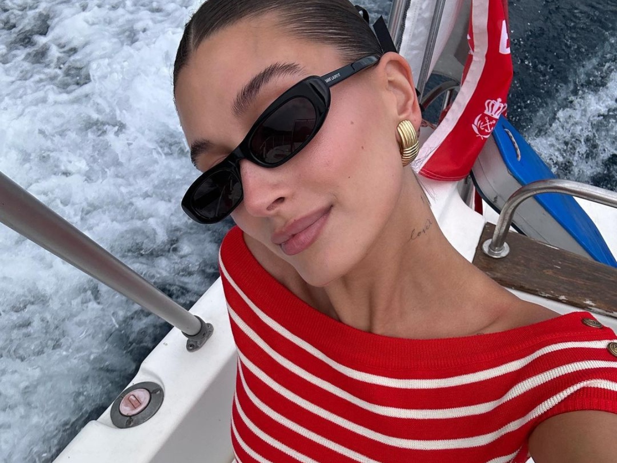 Hailey Bieber: Αυτό είναι το αξεσουάρ μαλλιών που φορά από το κόκκινο χαλί μέχρι την παραλία