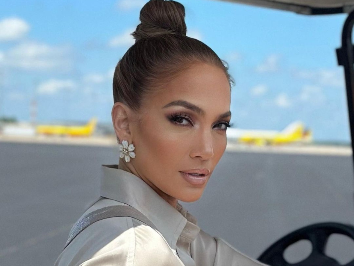 Jennifer Lopez: Το beauty look που υιοθέτησε στην πρεμιέρα της νέας της ταινίας είναι ιδανικό για το weekend