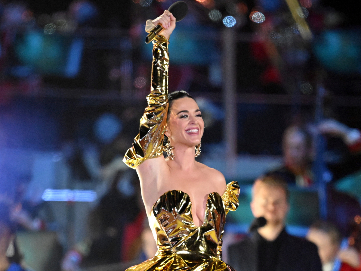 Katy Perry: Mε συγκλονιστικό φόρεμα Vivienne Westwood στην συναυλία της Στέψης