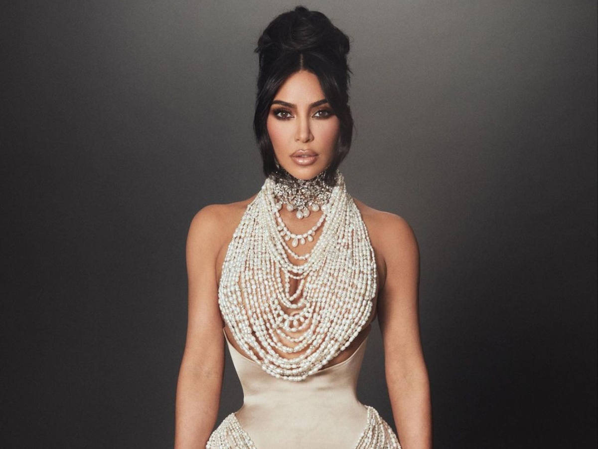 Kim Kardashian: Υιοθέτησε το πιο σέξι beauty look σε βραδινή έξοδο με τη μητέρα της