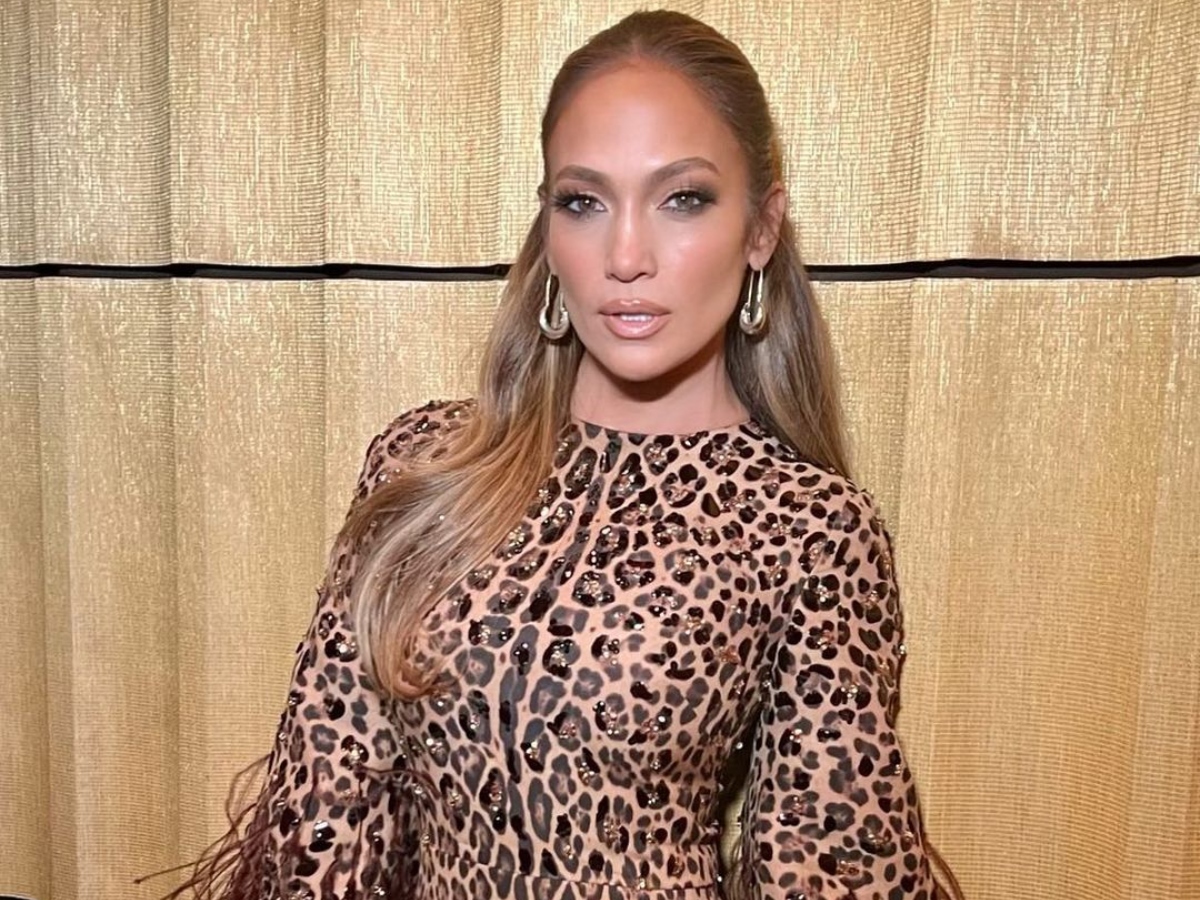 Jennifer Lopez: Η λαμπερή και vintage απόχρωση σκιάς στα μάτια είναι το inspo της ημέρας