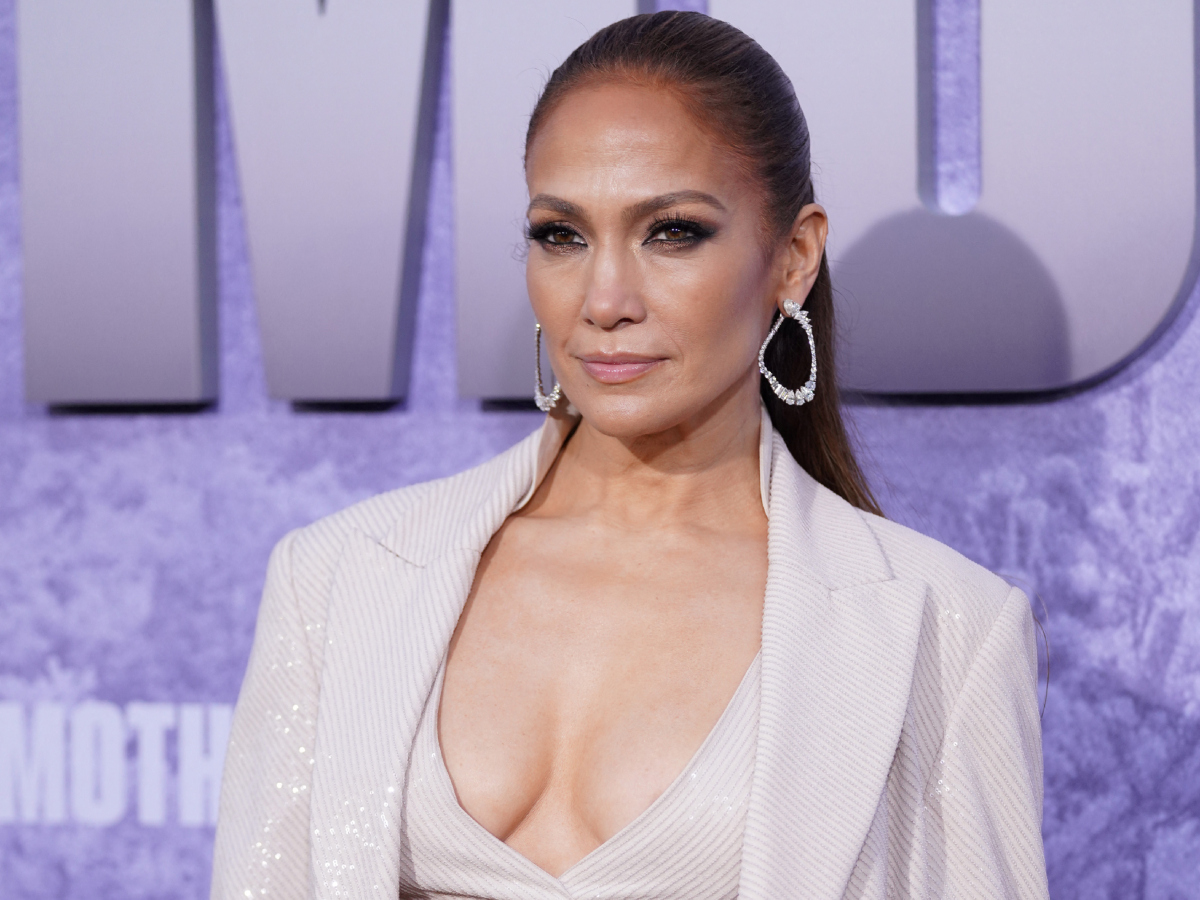Jennifer Lopez: Με 3 κινήσεις μεταμορφώνει ένα κλασικό shirt dress σε… runway look