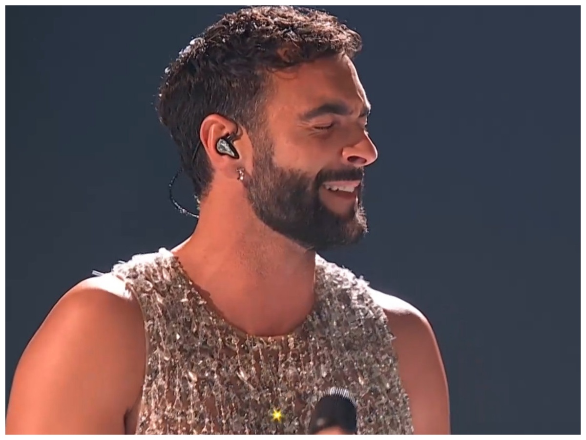Eurovision 2023 – Τελικός: Ο κούκλος Ιταλός Marco Mengoni γονάτισε και αποθεώθηκε με την εμφάνισή του