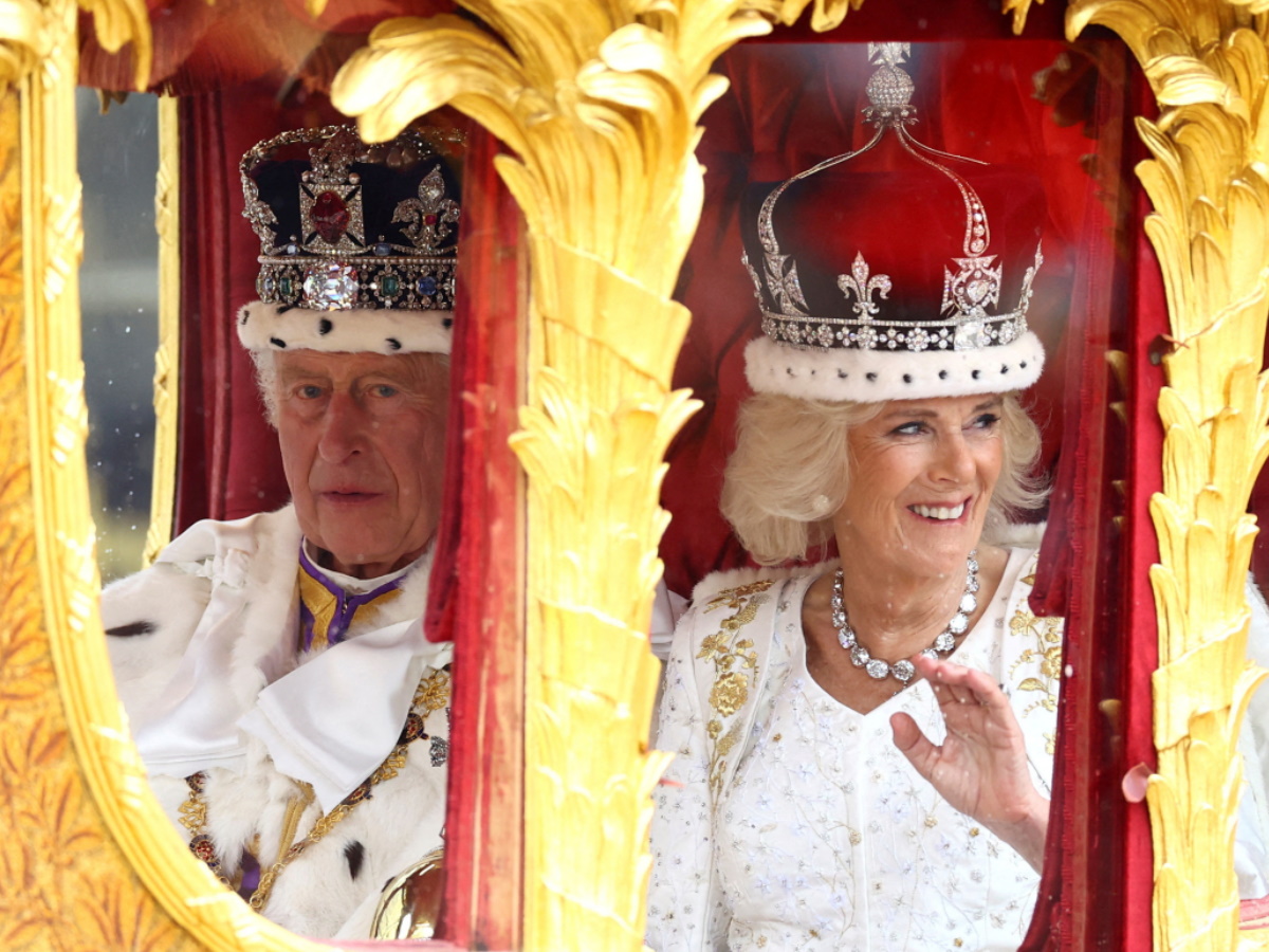 Βασιλιάς Κάρολος: Οι αναρτήσεις του παλατιού μια ημέρα μετά την ιστορική τελετή στέψης