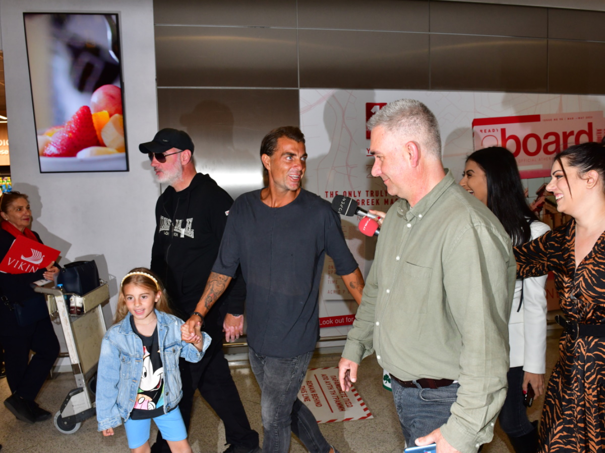Στέλιος Χανταμπάκης: Η συγκινητική υποδοχή της οικογένειάς του στο αεροδρόμιο – Οι δηλώσεις του