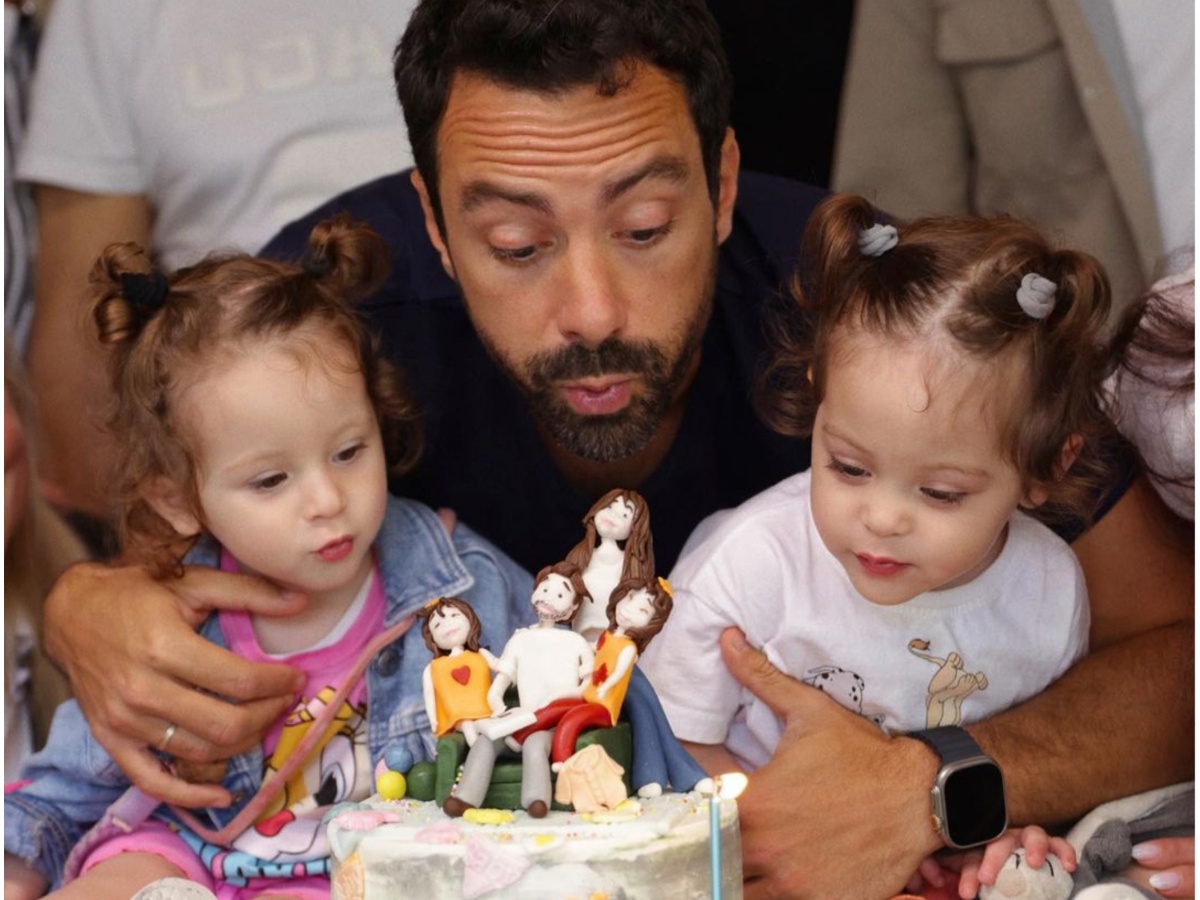 Σάκης Τανιμανίδης: Μας δείχνει πώς περνάει τα απογεύματά του με τις δίδυμες κόρες τους – Φωτογραφία